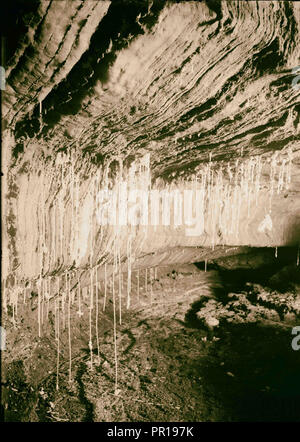 Autour de la Mer Morte Sel stalactites dans la grotte, Jebel Usdum, 1900 La Mer Morte - en bordure d'Israël, la Cisjordanie et la Jordanie Banque D'Images