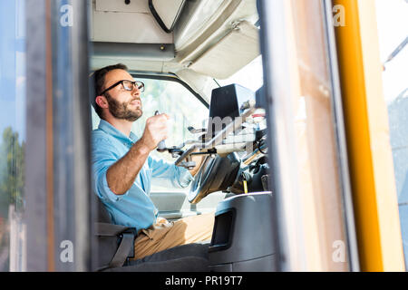 Conducteur d'autobus scolaire perdre avec levier et porte à miroir à l'arrière Banque D'Images