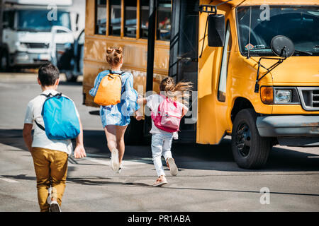 Vue arrière du groupe de délégués de l'exécution d'autobus scolaire Banque D'Images