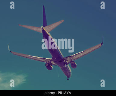 Grand avion de passagers à destination flying in sky Banque D'Images