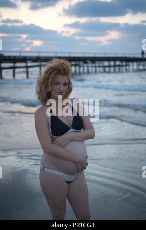 Femme grossesse, bikini sur la côte, de la mer Banque D'Images