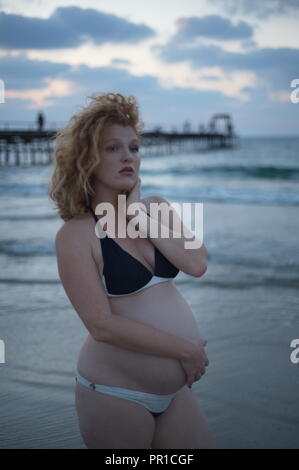 Femme grossesse, bikini sur la côte, de la mer Banque D'Images