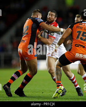 St Helens' Kyle Amor est abordé par Castleford Tigers Jesse Sene-Lefao (droite) et Liam Watts (à gauche) au cours de la Super League Betfred Super 8'S match à la totalement méchants, stade St Helens. Banque D'Images