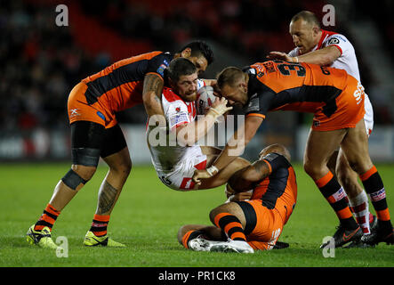 St Helens' Kyle Amor est abordé par Castleford Tigers Jesse Sene-Lefao (à gauche), Jake Webster (centre) et Liam Watts (à droite) au cours de la Super League Betfred Super 8'S match à la totalement méchants, stade St Helens. Banque D'Images