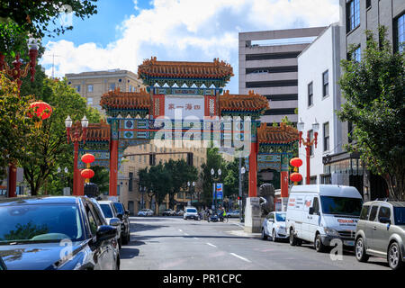 Portland, Oregon - Sep 21, 2018 : l'entrée du Chinatown de Portland, Orégon sur Burnside Street Banque D'Images