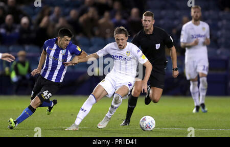 Sheffield Wednesday's Fernando Forestieri (à gauche) et de Leeds United Luke Ayling bataille pour le ballon pendant le match de championnat de pari Ciel à Hillsborough, Sheffield. Banque D'Images