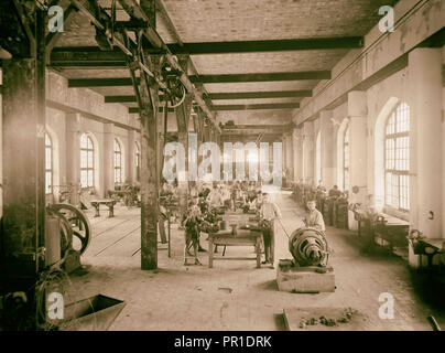 Activités sionistes autour de Haïfa. Institut technique de l'hébreu. Les apprentis travaillent dans les ateliers. Haïfa, Israël, 1920 Banque D'Images
