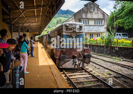 Nanu Oya à Ella train arrivant en gare de Nanu Oya au Sri Lanka le 24 septembre 2106 Banque D'Images