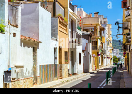 Rues étroites de l'espagnol ville de villégiature. Des sentiers de randonnée populaire dans la station touristique de Blanes. Architecture déserte de Spanish beach resort Blanes en été. Espagne, Costa Brava, Catalogne Banque D'Images