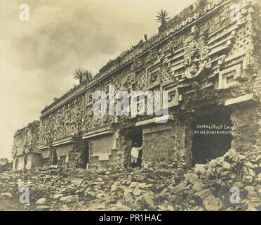 Palais du Gouverneur, Uxmal, Mexique) : façade, vue sur Aztec, maya, zapotèque et ruines au Mexique, Charnay, Désiré, 1828-1915 Banque D'Images