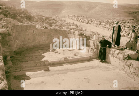 Le Mont Nebo. "Jebel Nebba'. Nebo, chapelle de Sainte Marie. Montrant les ruines de l'abside et marbre. 1933, Jordanie Banque D'Images