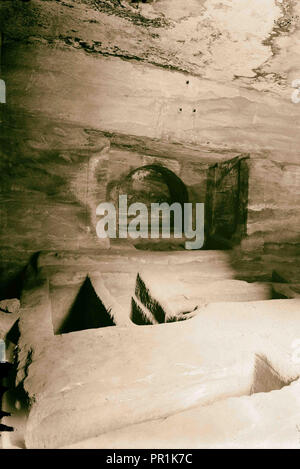 Wadi Musa (Petra). Siq inférieur. Dans l'intérieur tombeau Siq inférieur. Marbre graves et de loculi. 1920, Jordanie, Petra, la ville disparue Banque D'Images