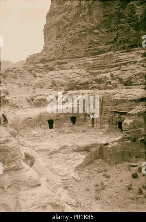 Wadi Musa (Petra). Zone de El-Habis. Cour et chambres. El-Habis. 1920, Jordanie, Petra, la ville disparue Banque D'Images