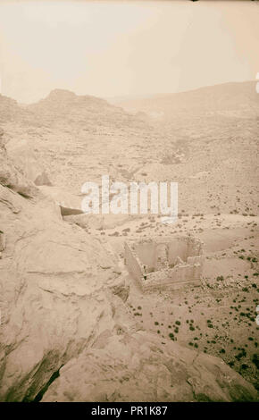 Wadi Musa (Petra). Zone de El-Habis. Qasr Bint Far'sur. Regardant vers le bas de la scène de la colline de l'acropole. L'oued et-Turkmaniyyeh Banque D'Images