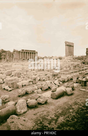 Baalbek. Grand court montrant les temples de Jupiter et de Bacchus ; [une autre vue du grand court]. 1936, Liban, Baʻlabakk Banque D'Images