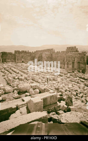 Baalbek. Grand court montrant les temples de Jupiter et de Bacchus, à S.E. 1936, Liban, Baʻlabakk BaʻLabakk, Banque D'Images