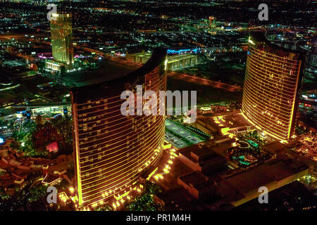 Las Vegas, Nevada, United States - 18 août 2018 : Vue aérienne de Las Vegas Skyline illuminée par la nuit. Vol panoramique au-dessus de Wynn and Encore, Resort Hotel Casino 5 étoiles à Las Vegas Strip. Banque D'Images