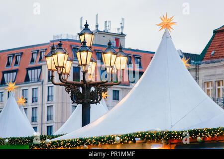 Stars au Marché de Noël de Gendarmenmarkt à Berlin, Allemagne en hiver. Juste avent la Décoration et stands de produits d'artisanat sur le bazar. Banque D'Images