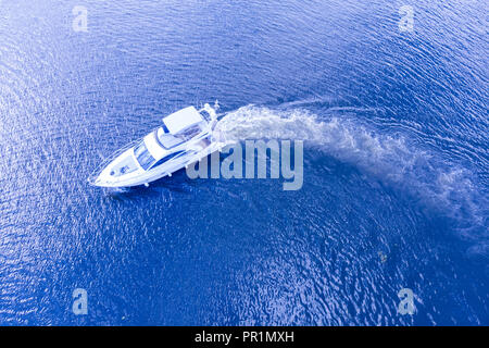 Course de bateaux à moteur par la rivière dans la lumière du soleil. Vue d'en haut Banque D'Images