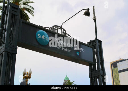 Entrée du métro Plaza de Mayo au centre-ville de Buenos Aires, Argentine. Banque D'Images