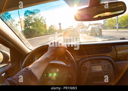 Les mains des hommes sur la roue de la voiture Banque D'Images