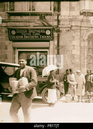 Scène de rue à l'égard de magasin Dodge Brothers Motor Cars/Graham Brothers les camions. 1920, Jérusalem, Israël Banque D'Images