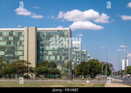 Les édifices du ministère à l'esplanade de l'Esplanada dos Ministerios (ministères) - ministères bureaux - Brasilia, District Fédéral, Brésil Banque D'Images