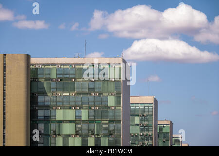 Les édifices du ministère à l'esplanade de l'Esplanada dos Ministerios (ministères) - ministères bureaux - Brasilia, District Fédéral, Brésil Banque D'Images