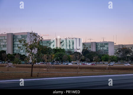 Les édifices du ministère à l'esplanade de l'Esplanada dos Ministerios (ministères) au coucher du soleil - ministères bureaux - Brasilia, Brésil Banque D'Images