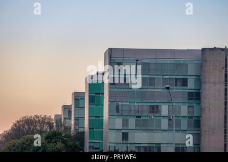 Les édifices du ministère à l'esplanade de l'Esplanada dos Ministerios (ministères) au coucher du soleil - ministères bureaux - Brasilia, Brésil Banque D'Images