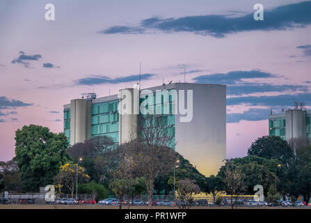 Les édifices du ministère à l'esplanade de l'Esplanada dos Ministerios (ministères) au coucher du soleil - ministères bureaux - Brasilia, Brésil Banque D'Images