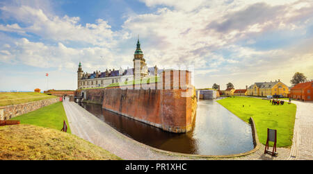 Vue panoramique sur le château de Kronborg avec de l'eau canal et fortifications murs. Elseneur, Danemark Banque D'Images