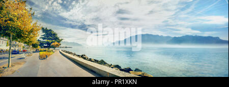 Vue panoramique sur le lac de Genève avec de beaux remblai en ville de Vevey. Le canton de Vaud, Suisse Banque D'Images