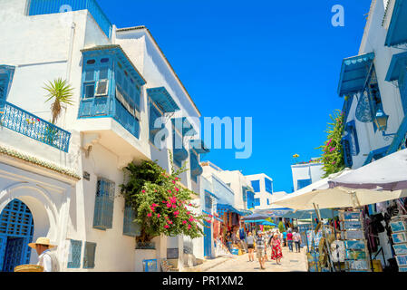 Principale rue commerçante en blanc bleu ville Sidi Bou Said. La Tunisie, l'Afrique du Nord Banque D'Images