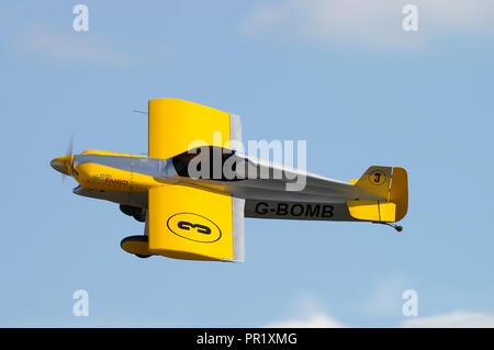 Ford Cassutt Racer IIIM G-Bomb racing plan affiché par Richard Grace dans le cadre des ducs de Cassutt display team flying in sky Banque D'Images