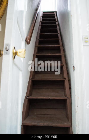 Long, escalier en bois d'une maison des années 1920 au Mexique. Banque D'Images