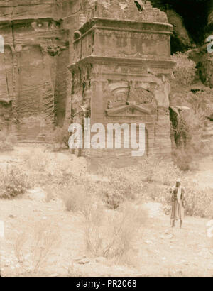 Petra. Siq inférieur. Décoration classique avec Sahrij surmontée de désengagé crow-pas des remparts. En basse Siq. 1920, Jordanie Banque D'Images