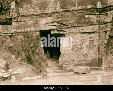 Petra. Siq inférieur. Type rectiligne porte montrant fragment de fronton marqueté. En basse Siq. 1920, Jordanie, Petra, la ville disparue Banque D'Images