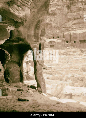 Petra. Theatre et el-Khubta. Le théâtre de l'autre cave, avec grand pilier formé par l'érosion. Petra, Jordanie, 1920 Banque D'Images