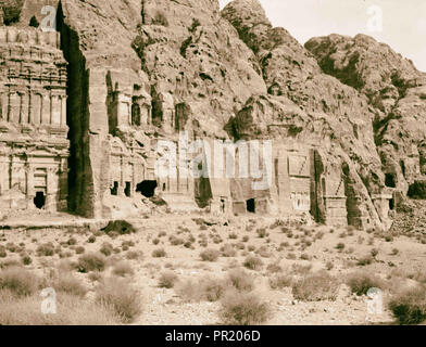 Petra. Theatre et el-Khubta. Façade d'el Khubta éventail montrant le grand "monument" de Corinthe et de petites tombes Nabtean Banque D'Images