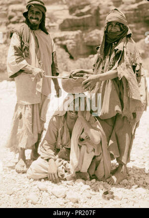 Petra. Petrean types, etc. Les Bédouins Bdul. L'exécution d'une incantation sur un homme malade. 1920, Jordanie, Petra, la ville disparue Banque D'Images