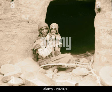 Petra. Petrean types, etc. Les Bédouins Bdul. La mère et l'enfant avant de leur caverne accueil ed-Dêr en Vallée. Petra, Jordanie, 1920 Banque D'Images