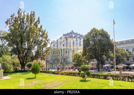 Jardin de Ville sur la célèbre rue deribasivska avec bâtiment historique à Odessa, Ukraine Banque D'Images