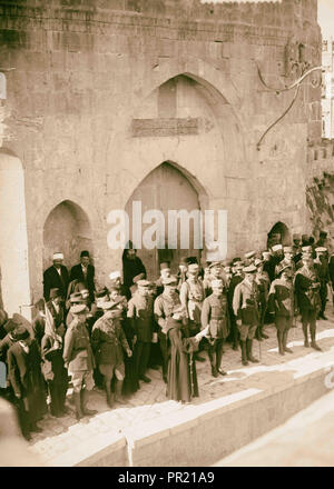 Entrée de Maréchal Allenby, Jérusalem, le 11 décembre 1917, moine franciscain lire la proclamation en italien. 1917 Banque D'Images