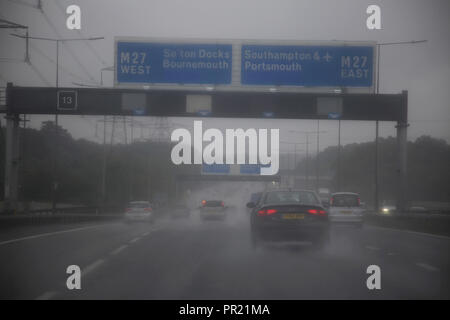 Le trafic dans les fortes pluies du M27 Hampshire Angleterre Banque D'Images