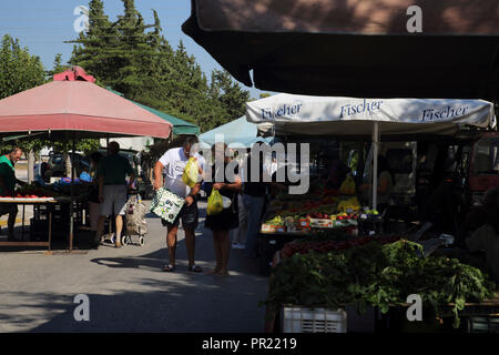 La Grèce Athènes Vouliagmeni Personnes Shopping à la Fruit cale au marché du samedi matin Banque D'Images