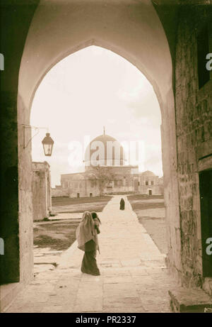 Dôme du Rocher par une arcade. 1934, Jérusalem, Israël Banque D'Images