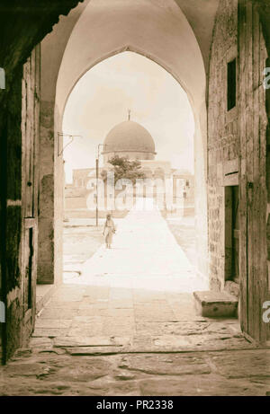 Dôme du Rocher par une arcade. 1934, Jérusalem, Israël Banque D'Images