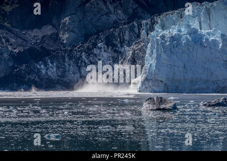 Splash de pulvérisation à partir d'une mise bas' dans 'Glacier Glacier Bay, Alaska Banque D'Images