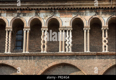 La paroi latérale de la Cathédrale de Ferrare, Basilica Cattedrale di San Giorgio, Ferrara, Italie Banque D'Images